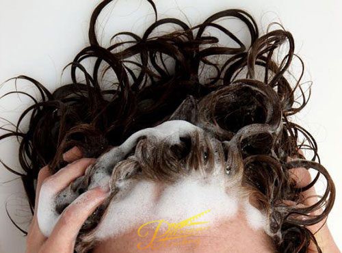 شستن موها در آموزش سشوار کشی موی مردانه