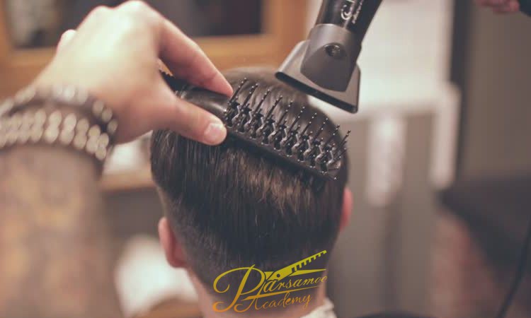 استفاده از برس مناسب در آموزش سشوار کشی موی مردانه